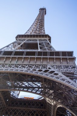 Paris, Fransa, 7 Temmuz 2016. Eyfel Kulesi - turistik bir şehir simgesi.