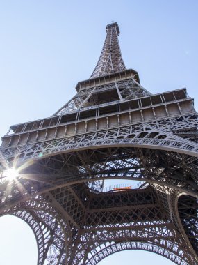 Paris, Fransa, 7 Temmuz 2016. Eyfel Kulesi - turistik bir şehir simgesi.