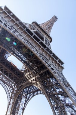 Paris, Fransa, 7 Temmuz 2016. Eyfel Kulesi - turistik bir şehir simgesi.