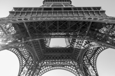 Paris, Fransa, 7 Temmuz 2016. Eyfel Kulesi - turistik bir şehir simgesi.