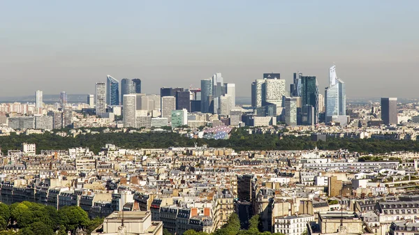 Paris, Frankrike, på 7 juli 2016. Utsikt över staden från ovan från den undersökning plattformen av Eiffeltornet. — Stockfoto