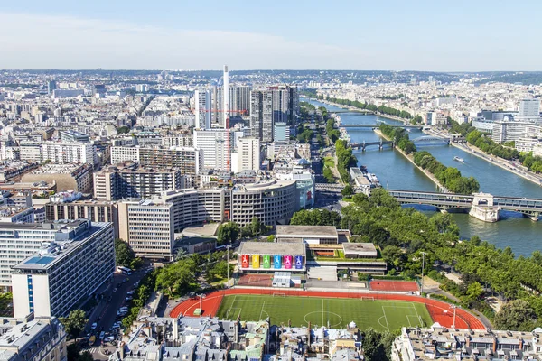 Parijs, Frankrijk, op 7 juli 2016. Een uitzicht over de stad van bovenaf van het platform van de enquête van de Eiffeltoren. Rivier de Seine haar taluds en bruggen. — Stockfoto