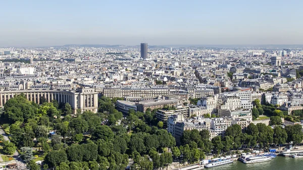 Paris, Frankrike, på 7 juli 2016. En vy över staden från ovan från den undersökning plattformen av Eiffeltornet. Floden Seine dess vallar och broar. — Stockfoto