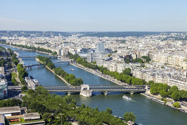 Parijs, Frankrijk, op 7 juli 2016. Een uitzicht over de stad van bovenaf van het platform van de enquête van de Eiffeltoren. Rivier de Seine haar taluds en bruggen. — Stockfoto