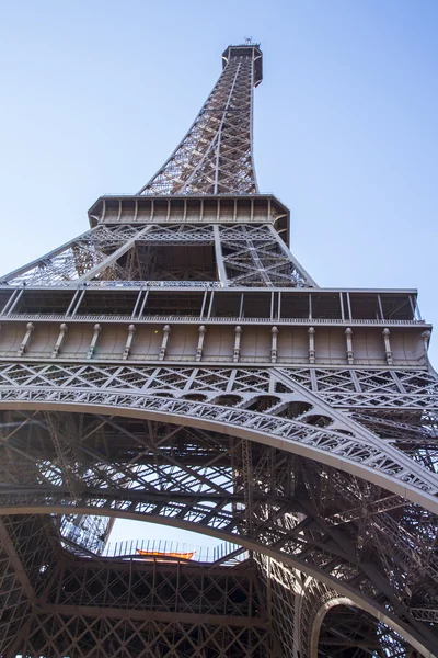 Paris, Fransa, 7 Temmuz 2016. Eyfel Kulesi - turistik bir şehir simgesi. — Stok fotoğraf