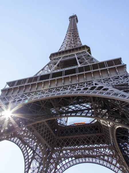 Paris, Fransa, 7 Temmuz 2016. Eyfel Kulesi - turistik bir şehir simgesi. — Stok fotoğraf