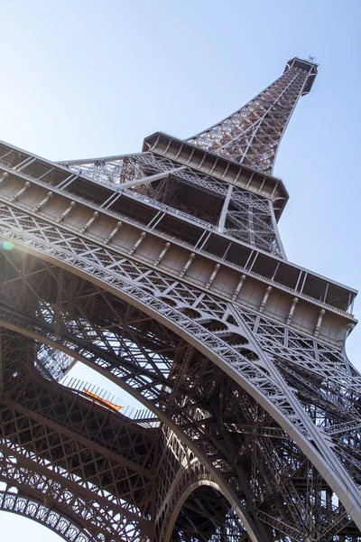 Paris, Frankreich, am 7. Juli 2016. der Eiffelturm - eine der Hauptsehenswürdigkeiten, ein Symbol der Stadt. — Stockfoto