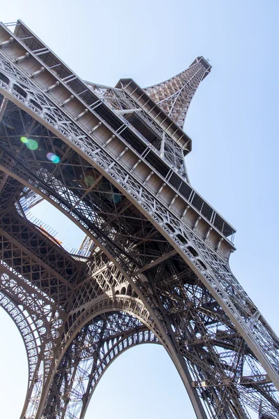 Paris, Fransa, 7 Temmuz 2016. Eyfel Kulesi - turistik bir şehir simgesi. — Stok fotoğraf