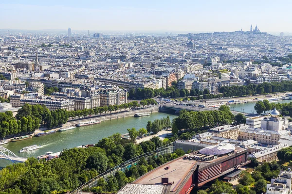 Parijs, Frankrijk, op 7 juli 2016. Een uitzicht over de stad van bovenaf van het platform van de enquête van de Eiffeltoren. Rivier de Seine haar taluds en bruggen. — Stockfoto