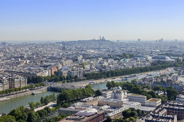 Parijs, Frankrijk, op 7 juli 2016. Een uitzicht over de stad van bovenaf van het platform van de enquête van de Eiffeltoren. Rivier de Seine haar taluds en bruggen. — Stockfoto