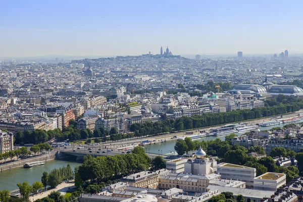 PARIS, FRANCE, le 7 juillet 2016. Vue de la ville d'en haut depuis la plate-forme d'arpentage de la Tour Eiffel. Seine ses remblais et ses ponts . — Photo