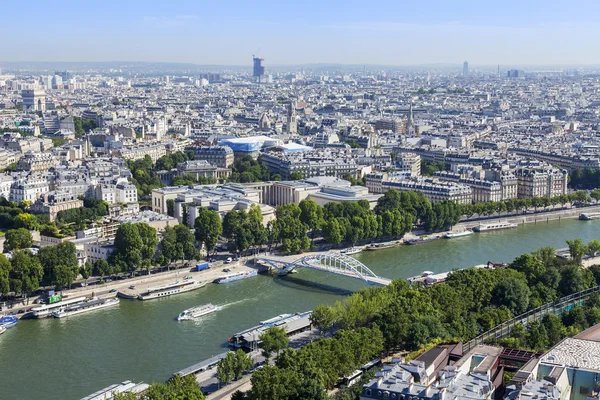 Paris, Frankrike, på 7 juli 2016. En vy över staden från ovan från den undersökning plattformen av Eiffeltornet. Floden Seine dess vallar och broar. — Stockfoto