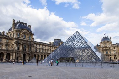 Paris, Fransa, 11 Temmuz 2016. Cam piramit Louvre Napolyon'ın (cour Napoleon) bahçesinde, Louvre, şehir simgelerinden birini ana girişte. Ieoh Ming Pei mimarı 