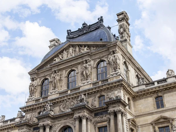 PARÍS, FRANCIA, 11 de julio de 2016. Fragmento arquitectónico de una de las fachadas del museo Louvre (fr. Musee du Louvre). Este edificio - el antiguo palacio real (Palais du Louvre ) — Foto de Stock