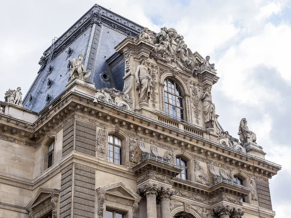 Parijs, Frankrijk, op 11 juli 2016. Architecturale fragment van één van de gevels van het museum Louvre (fr. Musee du Louvre). Dit gebouw - het oude Koninklijk Paleis (Palais du Louvre) — Stockfoto