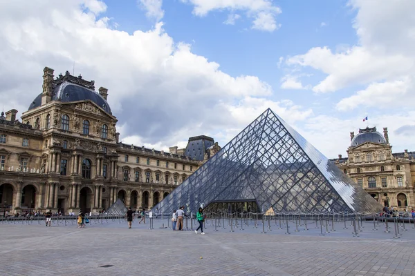 PARIS, FRANCE, on JULY 11, 2016. A glass pyramid of Louvre in Napoleon's (cour Napoleon) yard, a main entrance in Louvre, one of city symbols. Architect of Ieoh Ming Pei — Stock Photo, Image