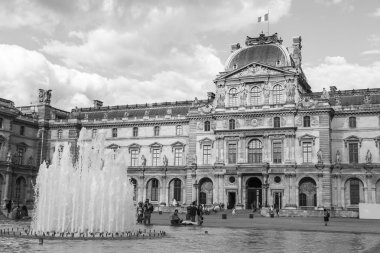Paris, Fransa, 11 Temmuz 2016. Mimari cephe Müzesi Louvre (fr. Musée du Louvre) bir parçası. Bu bina - eski Kraliyet Sarayı (Palais du Louvre)