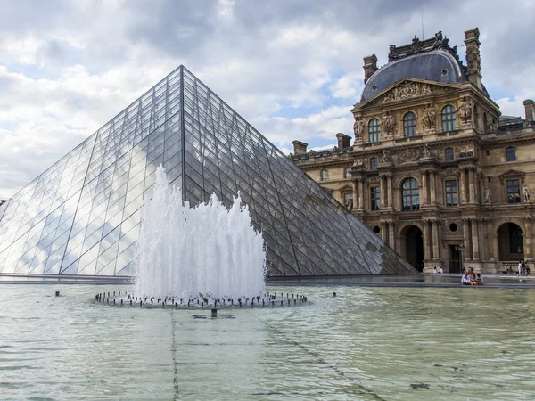 Paříž, Francie, 11 července 2016. Skleněná pyramida v Louvru v Napoleonovi (cour Napoleon) dvůr, hlavní vstup do Louvru, jeden ze symbolů města. Architekt Ieoh Ming Pei — Stock fotografie