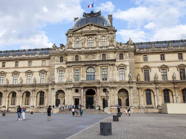 Paris, Frankreich, am 11. Juli 2016. architektonisches Fragment einer der Fassaden des Museumsrasters (fr. musee du louvre). dieses Gebäude - der antike Königspalast (palais du louvre) — Stockfoto