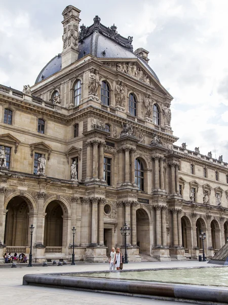 Paris, Frankrike, på 11 juli 2016. Arkitektoniska fragment av en av fasader av museet Louvren (fr. Musée du Louvre). Denna byggnad - det gamla kungliga palatset (Palais du Louvre) — Stockfoto