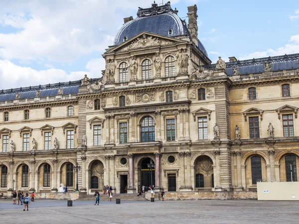Parijs, Frankrijk, op 11 juli 2016. Architecturale fragment van één van de gevels van het museum Louvre (fr. Musee du Louvre). Dit gebouw - het oude Koninklijk Paleis (Palais du Louvre) — Stockfoto