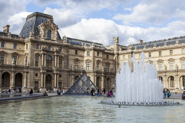 Paris, Frankreich, am 11. Juli 2016. architektonisches Fragment einer der Fassaden des Museumsrasters (fr. musee du louvre). dieses Gebäude - der antike Königspalast (palais du louvre) — Stockfoto