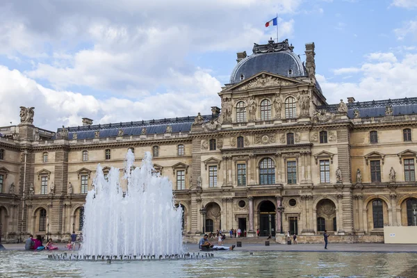 PARIS, FRANCE, on JULY 11, 2016. Architectural fragment of one of facades of the museum Louvre (fr. Musee du Louvre). This building - the ancient royal palace (Palais du Louvre) — Stock Photo, Image