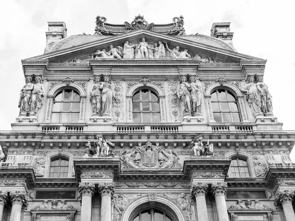 Paris, Frankreich, am 11. Juli 2016. architektonisches Fragment einer der Fassaden des Museumsrasters (fr. musee du louvre). dieses Gebäude - der antike Königspalast (palais du louvre) — Stockfoto