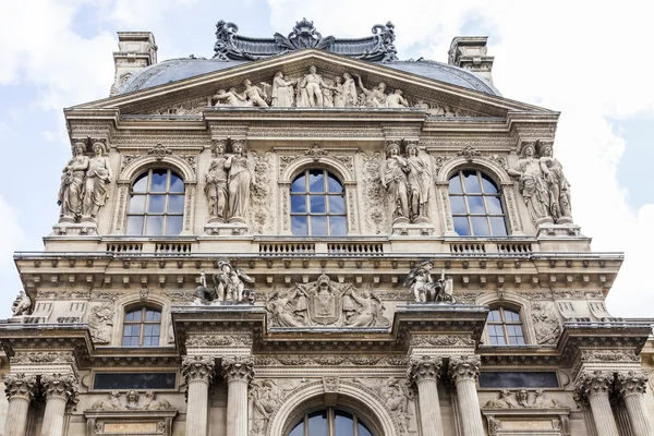 Paříž, Francie, 11 července 2016. Architektonický fragment jedné z fasády muzea Louvre (fr. Musee du Louvre). Tato budova - starověký královský palác (Palais du Louvre) — Stock fotografie