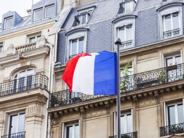 Paris, Fransa, üzerinde 12 Temmuz 2016. Kentsel görünümü. Tipik mimari karşı Fransız bayrağı