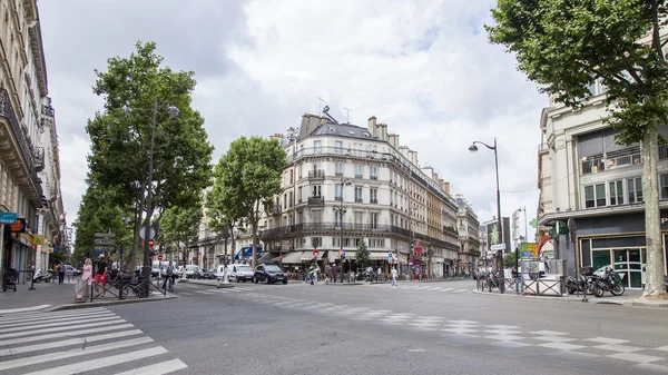 París, Francia, 7 de julio de 2016. La típica calle de la ciudad con edificio histórico . —  Fotos de Stock