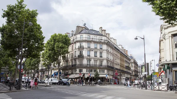 PARIGI, FRANCIA, il 7 LUGLIO 2016 La tipica strada cittadina con edificio storico . — Foto Stock