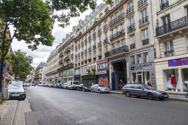Paryż, Francja, zm. 7 lipca 2016. Typowe miasto ulica z zabytkowym budynku. — Zdjęcie stockowe