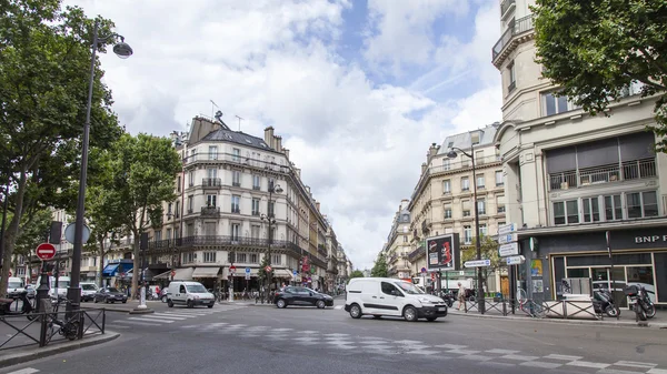 París, Francia, 7 de julio de 2016. La típica calle de la ciudad con edificio histórico . —  Fotos de Stock