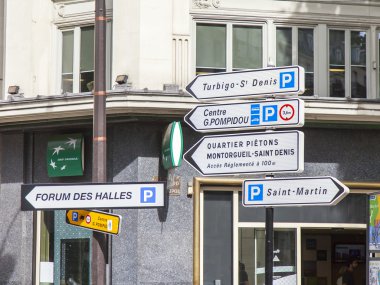 Paris, Fransa, üzerinde 12 Temmuz 2016. Tipik kentsel görünümü. Taşıma gezinme unsurları. Kavşaktaki trafik ışığı