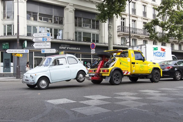 Parijs, Frankrijk, op 7 juli 2016. Gorodskaya Street. De sleepwagen wegneemt de auto na ongeluk — Stockfoto