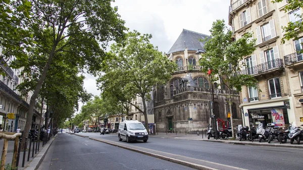 Παρίσι, Γαλλία, στις 7 Ιουλίου 2016. Τυπικό παριζιάνικο δρόμο το πρωί. — Φωτογραφία Αρχείου
