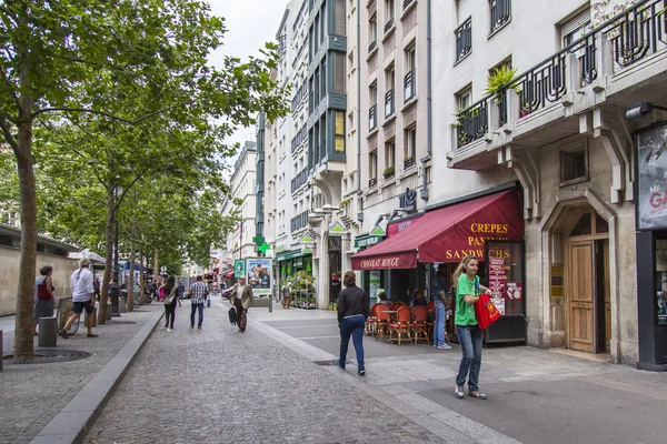 Paris, Frankrike, på 7 juli 2016. Typisk parisisk gata på morgonen. — Stockfoto