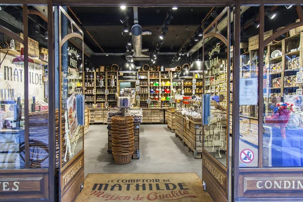 PARIS, FRANCE, on JULY 7, 2016. Typical interior of shop of a gastronomy — Stock Photo, Image