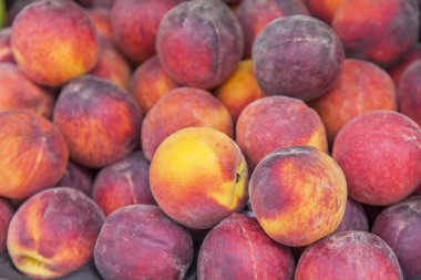 Dükkanın bir sayaçta iştah açıcı şeftali