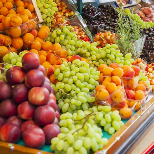 Fruta madura saborosa em um balcão de loja — Fotografia de Stock