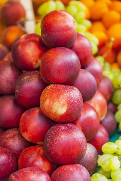 Smakelijk nectarines op een teller van winkel — Stockfoto