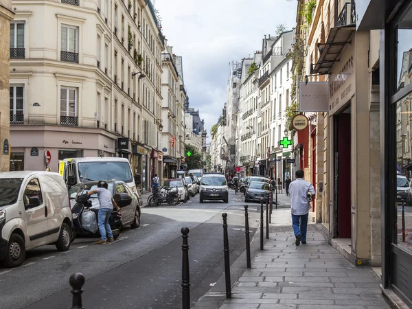 Paryż, Francja, zm. 7 lipca 2016. Typowe miasto ulica z zabytkowym budynku. — Zdjęcie stockowe