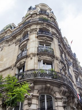 Paris, Fransa, 7 Temmuz 2016. Tarihi bina cephe tipik mimari detaylar.