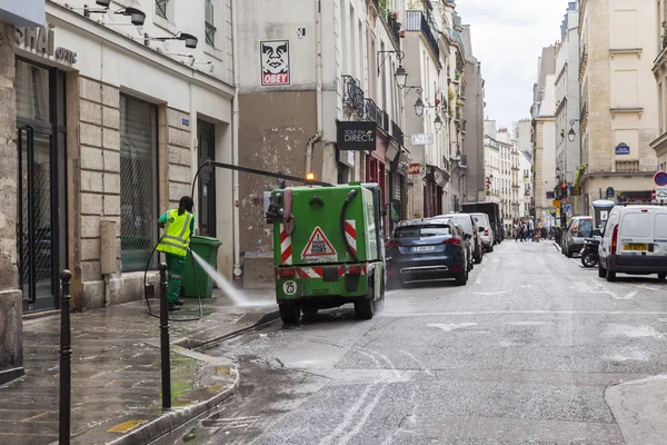 PARIS, FRANCE, on JULY 7, 2016. The janitor cleans the street in the morning — Stock Photo, Image