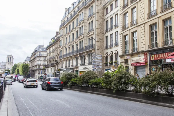Париж, Франция, 7 июля 2016 г. Типичная улица с историческим зданием . — стоковое фото