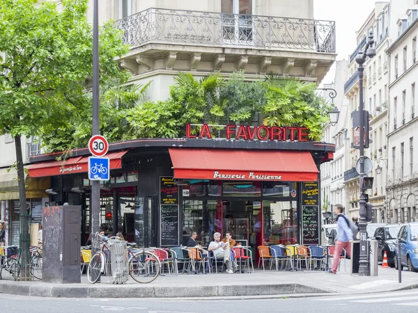 PARIS, FRANÇA, em 7 de julho de 2016. Rua típica parisiense pela manhã. As pessoas comem e têm um resto no café abaixo do céu aberto . — Fotografia de Stock