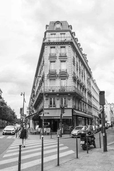 Paris, Frankreich, am 7. Juli 2016. die typische Stadtstraße mit historischem Gebäude. — Stockfoto