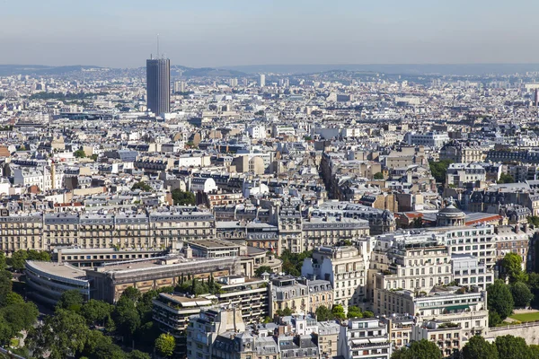 Parijs, Frankrijk, op 7 juli 2016. Een uitzicht over de stad van bovenaf van het platform van de enquête van de Eiffeltoren — Stockfoto