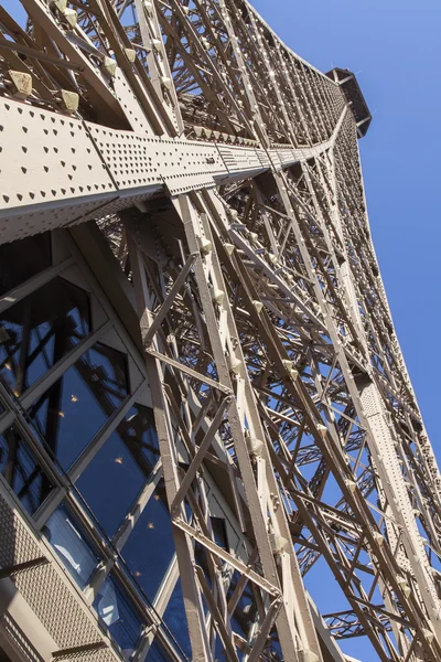 Paris, Frankreich, am 7. Juli 2016. der Eiffelturm - eine der Hauptsehenswürdigkeiten, ein Symbol der Stadt. Fragment — Stockfoto